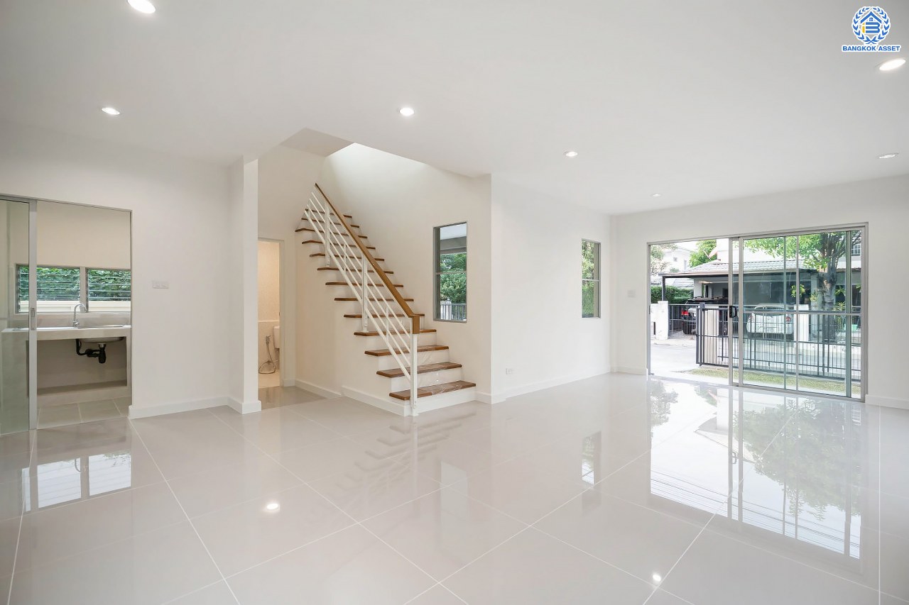 บ้านมือสองตกแต่งใหม่ คุณภาพแบรนด์ LH โครงการ ชัยพฤกษ์ ราชพฤกษ์-แจ้งวัฒนะ เนื้อที่ 58.4 ตร.ว. ฟังก์ชัน 3 ห้องนอน 3 ห้องน้ำ 2 ที่จอดรถ ภายในตกแต่งหรูหรา บนทำเลศักยภาพติดถนนราชพฤกษ์ เชื่อมสู่แจ้งวัฒนะได้อย่างรวดเร็ว และเพียง 10 นาทีถึงรถไฟฟ้า "สถานีบางรักใหญ่" จุดขึ้นทางด่วน "ศรีรัช" โรบินสัน ไลฟ์สไตล์ ราชพฤกษ์ และ โลตัส นอร์ธราชพฤกษ์